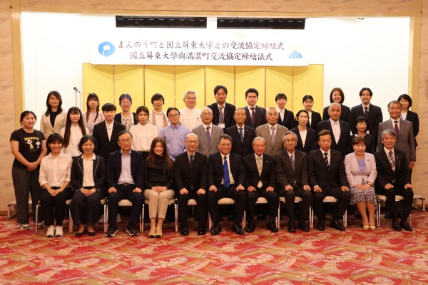 出席者全員で記念撮影の画像