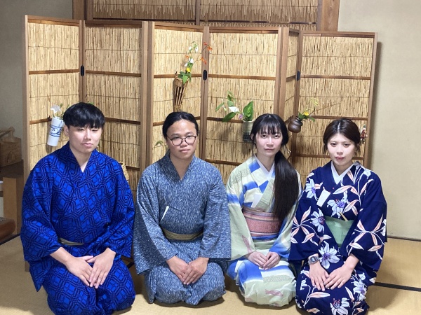 着物を着て茶道体験の画像
