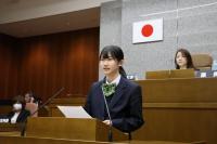 女性議会で琴平高校の生徒が質問をしている様子