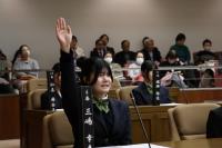 女性議会で琴平高校の生徒が手を上げている様子