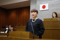 女性議会で女性議員が一般質問をしている様子