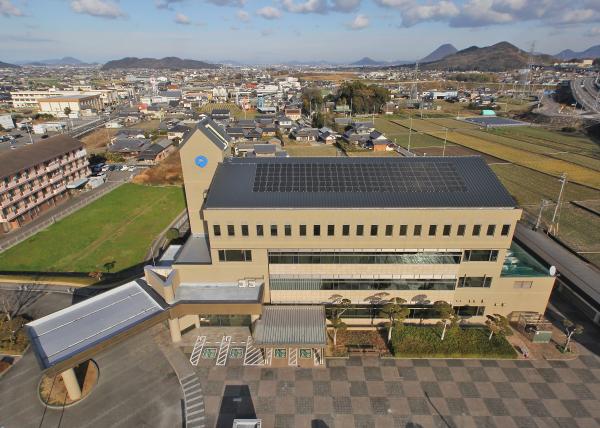 庁舎の南側屋根には太陽光発電設備があります